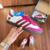 Tênis Adidas Samba X CDG na cor rosa e branca, com detalhes em vermelho e estampa de corações.