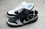 Tenis Nike SB Dunk Low 'Yin Yang' com design em preto e branco, parte superior de couro e solado de borracha.