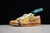 Tênis Nike SB Dunk Low (yellow lobster)  na cor amarela com detalhes em marrom e azul, exibindo o tag de autenticidade.