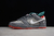 Tenis Nike SB Dunk Low Staple NYC Pigeon em tons de cinza e laranja, com detalhes em branco e logo de pombo na lateral.
