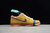 Tênis Nike SB Dunk Low (yellow lobster)  na cor amarela com detalhes em marrom e azul, exibindo o tag de autenticidade.