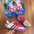 Tênis Adidas Samba X CDG na cor rosa e branca, com detalhes em vermelho e estampa de corações.