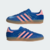 Tenis Adidas Gazelle Indoor na cor azul lúcido com detalhes em rosa.