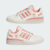 Tenis Adidas Forum Low na cor rosa, com detalhes em branco e sola translúcida.