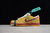 Tênis Nike SB Dunk Low (yellow lobster)  na cor amarela com detalhes em marrom e azul, exibindo o tag de autenticidade.