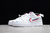 Tênis PARRA X SB DUNK LOW WHITE com detalhes coloridos e design exclusivo.