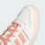 Tenis Adidas Forum Low na cor rosa, com detalhes em branco e sola translúcida.