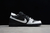 Tenis Nike SB Dunk Low 'Yin Yang' com design em preto e branco, parte superior de couro e solado de borracha.