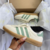 Tênis Adidas Gazelle na cor Semmy Green, com cabedal em couro e detalhes em verde.