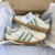 Tênis Adidas Gazelle na cor Semmy Green, com cabedal em couro e detalhes em verde.