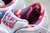 Tênis PARRA X SB DUNK LOW WHITE com detalhes coloridos e design exclusivo.