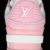 Tênis Louis Vuitton Trainer nas cores branca e rosa, com detalhes em couro e sola esportiva.