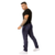 Calça de sarja masculina escura com bolso traseiro detalhado na internet