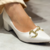 Scarpin Salto Bloco Detalhe Dourado - comprar online