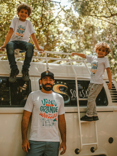 Camiseta "Viver é uma grande aventura". - comprar online