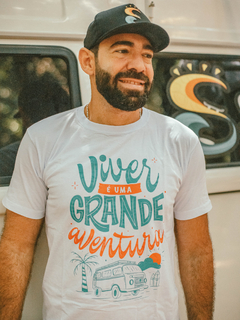 Camiseta "Viver é uma grande aventura".