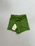 Shorts infantis meninas de algodão pima na cor verde, cós de elástico com cinto para ajuste.