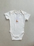 Body infantil manga curta para bebês na cor branco (off white), 3 botões de pressão para fechamento, bordado no peito.