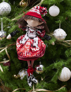 Muñeca Duenda Merry Fashion con falda roja, blanca y negra, decorada para la Navidad, colgando de un árbol navideño.