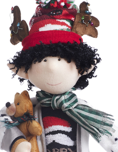 Muñeco duende decorativo navideño vestido con pijama y bata blanca y negra, sosteniendo un osito de peluche.