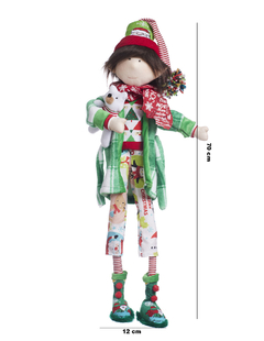 Muñeco de duende decorativo con bata verde, pijama de pantalones y sweater decorados con motivos navideños y un osito de peluche en brazos, de 70 cm.