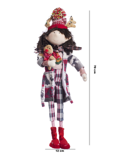 Muñeca decorativa tipo duenda con bata roja y blanca, sosteniendo un reno de peluche, decorado con gorro navideño y cuernos de reno, mide 70 cm.