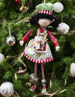 Muñeca Duenda Chef roja y verde "Candy" de 70 cm, vestida con un delantal decorado, en un árbol de Navidad.