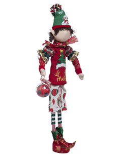 Duende navideño con bermudas y balón de fútbol, vestido con decoración festiva en tonos rojo y verde.