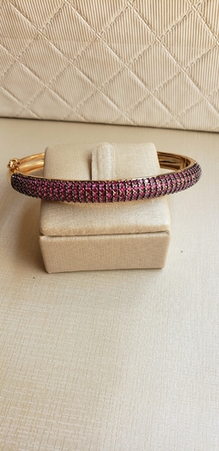 Bracelete cravejado com pedras pink na internet