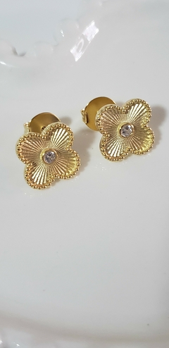 Brinco flor inspiração dourado