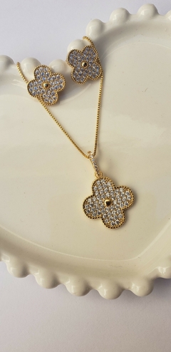 Conjunto flor inspiração dourado com pedras cravejadas - comprar online