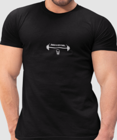 Camiseta preta com a frase "Hasta la vista baby" e um desenho de halteres, ideal para praticantes de musculação.