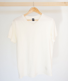 Man Remera Cuello V Classic color natural 616CBE