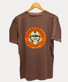 Man Remera Monkey Marrón 620M - comprar online