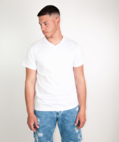 Man Remera Cuello V Classic Blanca 616ACB - comprar online