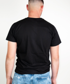 Man Remera Cuello V Classic Negra 616AFN - comprar online