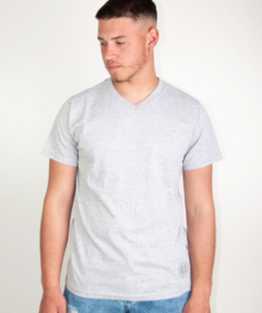 Man Remera Cuello V Classic Gris melange 616CG - comprar online