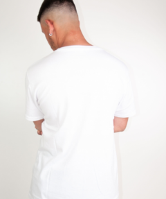 Man Remera Cuello V Classic Blanca 616AFB en internet