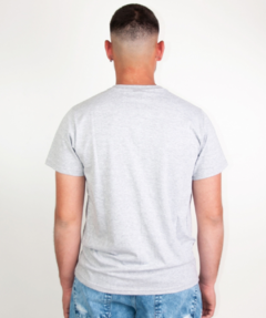 Man Remera Cuello V Classic Gris melange 616CG en internet