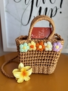 Bolsa palha com flores de crochê