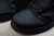 Travis Scott x Jordan 1 Low OG “Triple Black” na internet