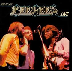 Bee Gees 1976 - Here At Last… Bee Gees …Live (Live Version) - Na compra de 10 álbuns musicais, 10 filmes ou desenhos, o Pen-Drive será grátis...Aproveite!