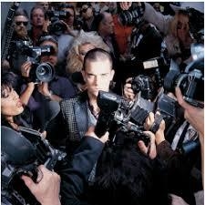 Robbie Williams 1997 - Life Thru a Lens - Na compra de 15 álbuns musicais, 20 filmes ou desenhos, o Pen-Drive será grátis...Aproveite!