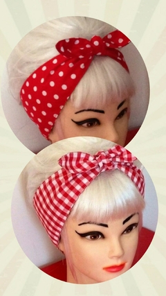 As nossas Head Skarfs (faixa de cabelo, lenços ou bandanas) estão super em alta sempre!

É um acessório com um jeitinho bem pin-up que é perfeito para você. Ideal para você dar um toque diferente nos seus looks do dia a dia. Esse lenço incrível tem estamp