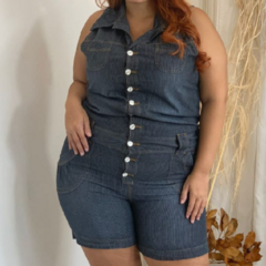 Macaquinho Flora jeans listrado plus size