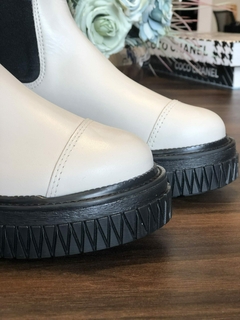 BOTA CHELSEA COURO OFF WHITE SOLADO PRETO - MODA FEMININA | MARLI MARANHA CONCEPT STORE na internet