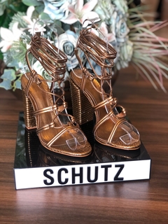 SANDÁLIA SALTO ALTO BRONZE SCHUTZ - MODA FEMININA | MARLI MARANHA CONCEPT STORE