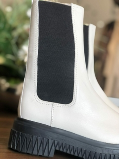 BOTA CHELSEA COURO OFF WHITE SOLADO PRETO - MODA FEMININA | MARLI MARANHA CONCEPT STORE - comprar online