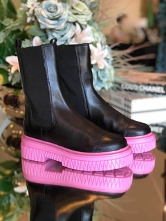 BOTA CHELSEA COURO PRETA SOLADO PINK - MODA FEMININA | MARLI MARANHA CONCEPT STORE