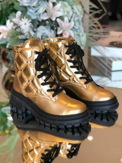 BOTA CANO MÉDIO MATELASSÊ TRATORADA ORLY METALIC DOURADA - MODA FEMININA | MARLI MARANHA CONCEPT STORE